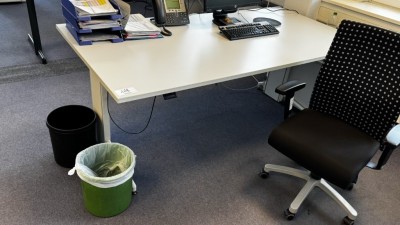2 Schreibtische mit Aktenrollcontainer